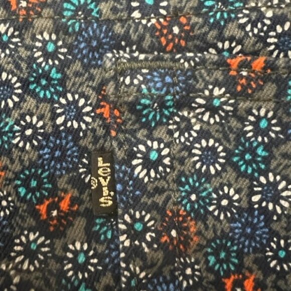 Levi's Gray Floral Cut-Off Shorts Mid-Rise Stretch Denim - Picture 6 of 9